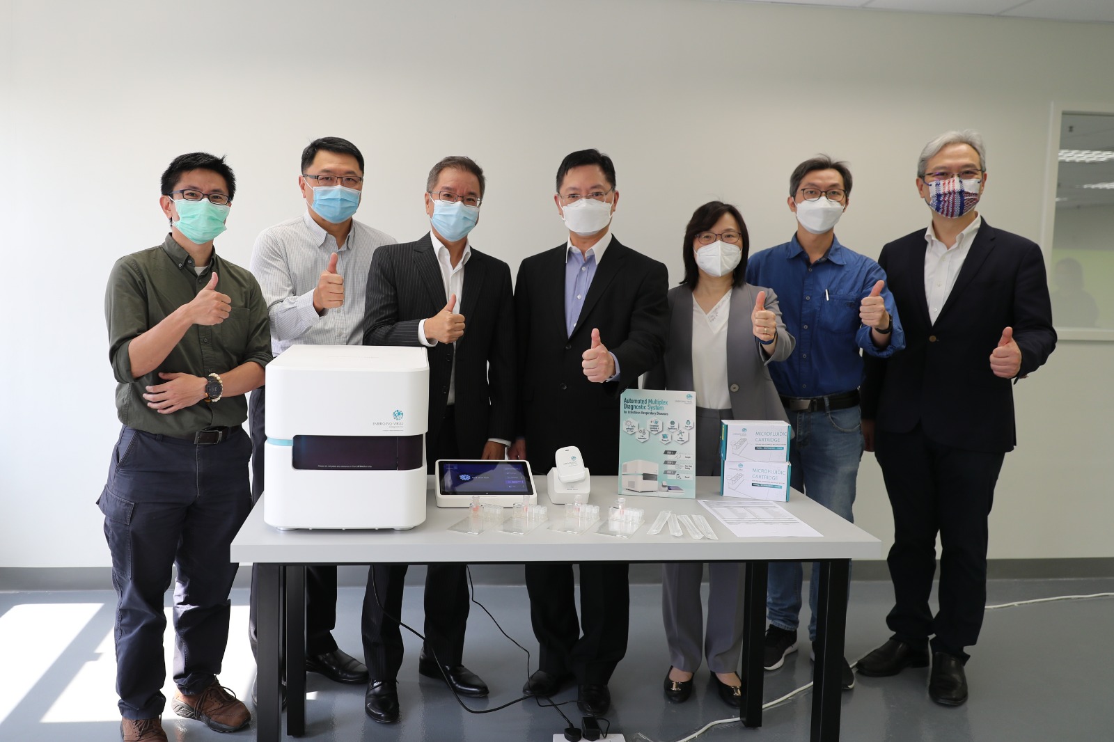 The visit was accompanied by Dr. Terence Lau (third left), President of Emerging Viral Diagnostics and the research team.